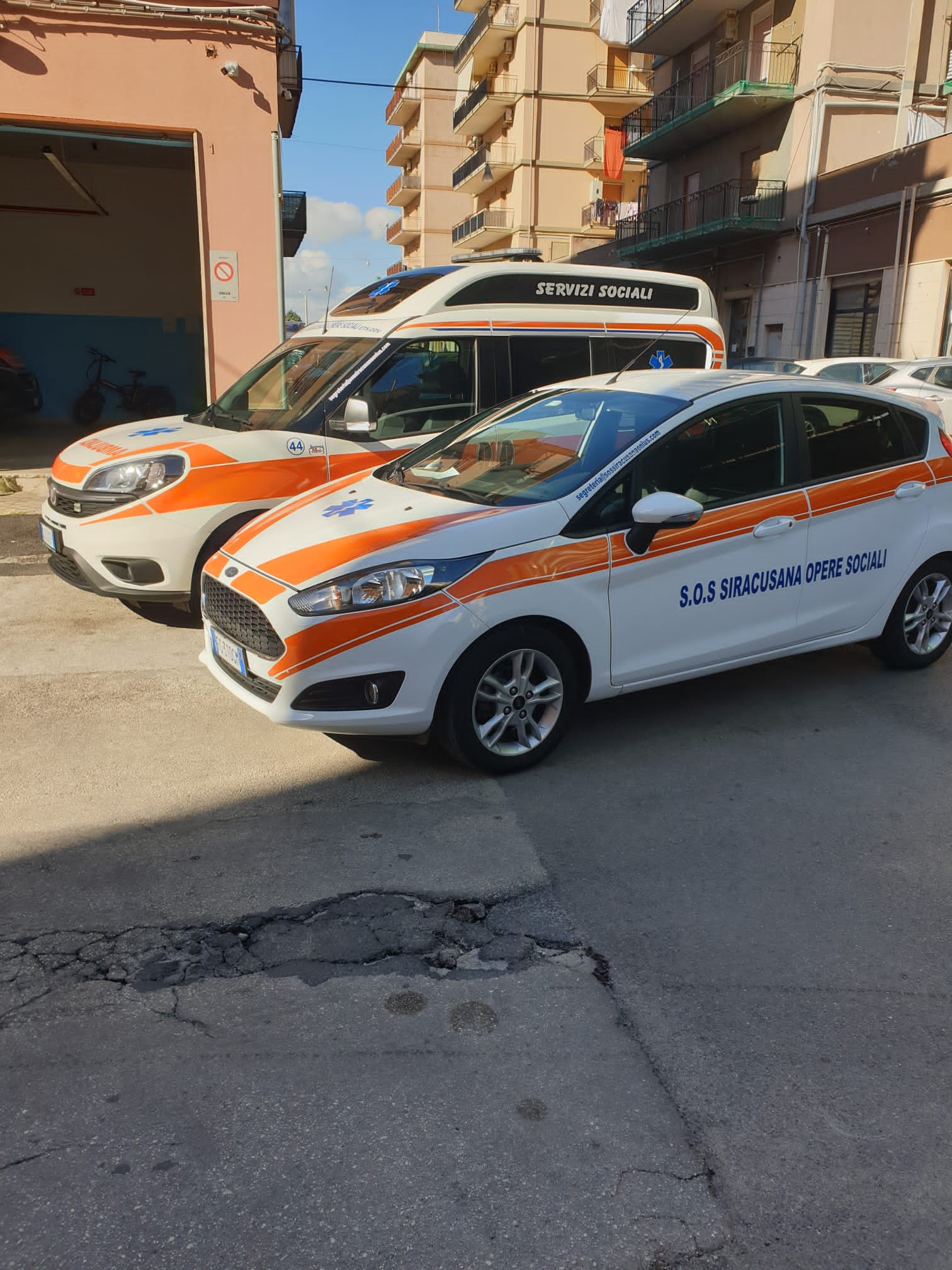 Autovettura e mezzo attrezzato della S.O.S. Siracusana Opere Sociali